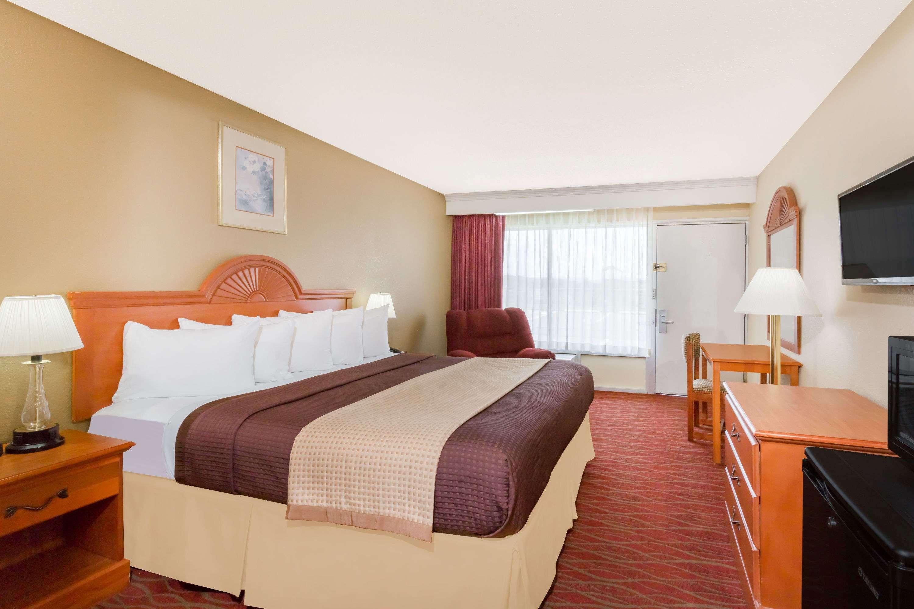 Days Inn By Wyndham Staunton Buitenkant foto