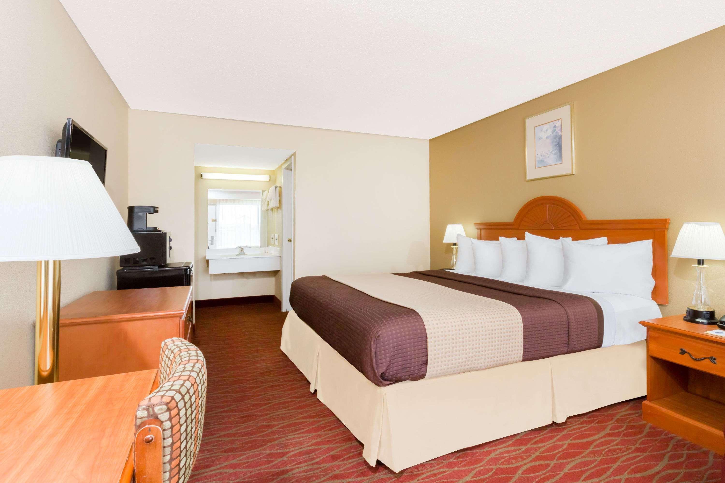 Days Inn By Wyndham Staunton Buitenkant foto