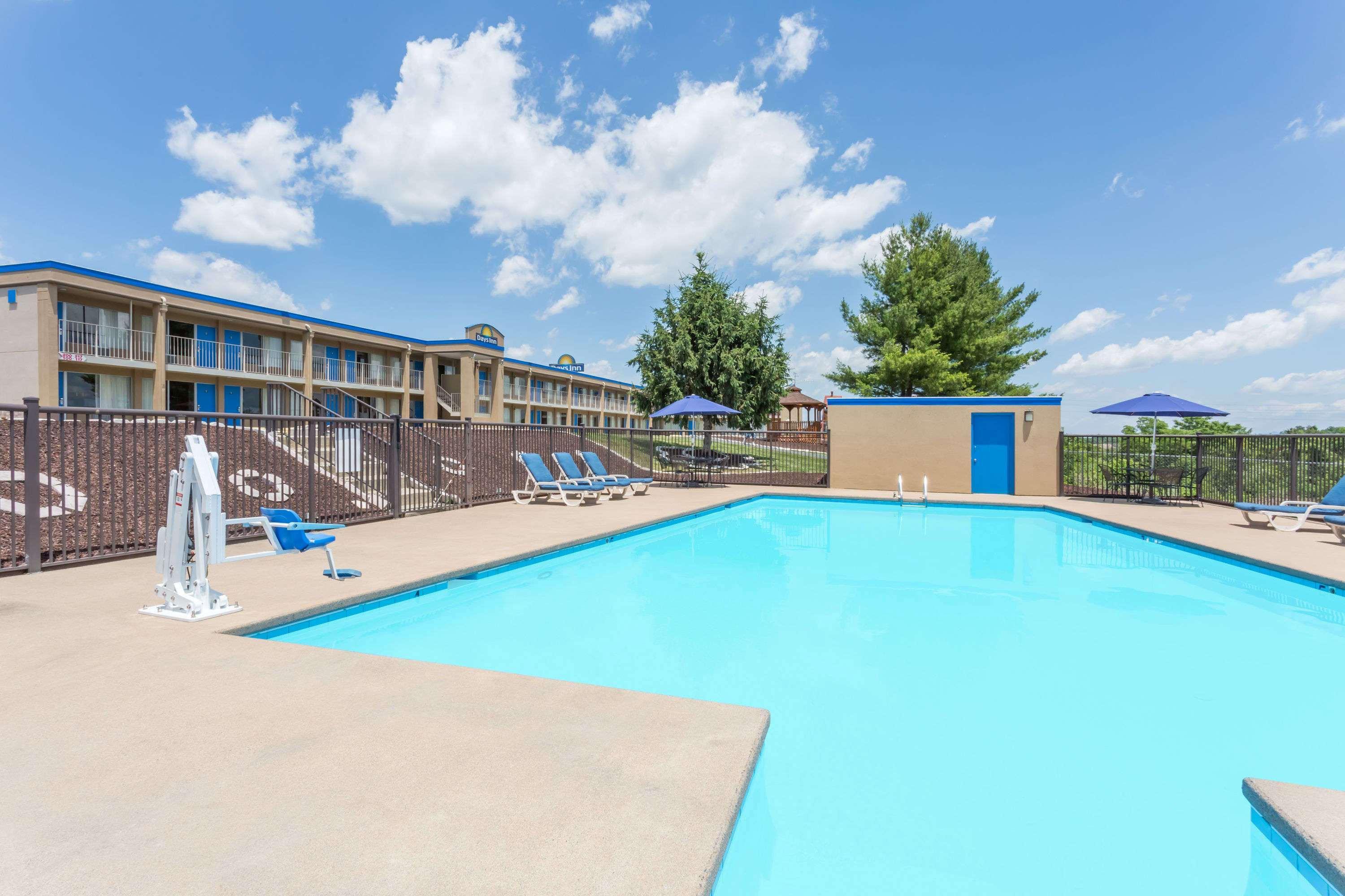 Days Inn By Wyndham Staunton Buitenkant foto