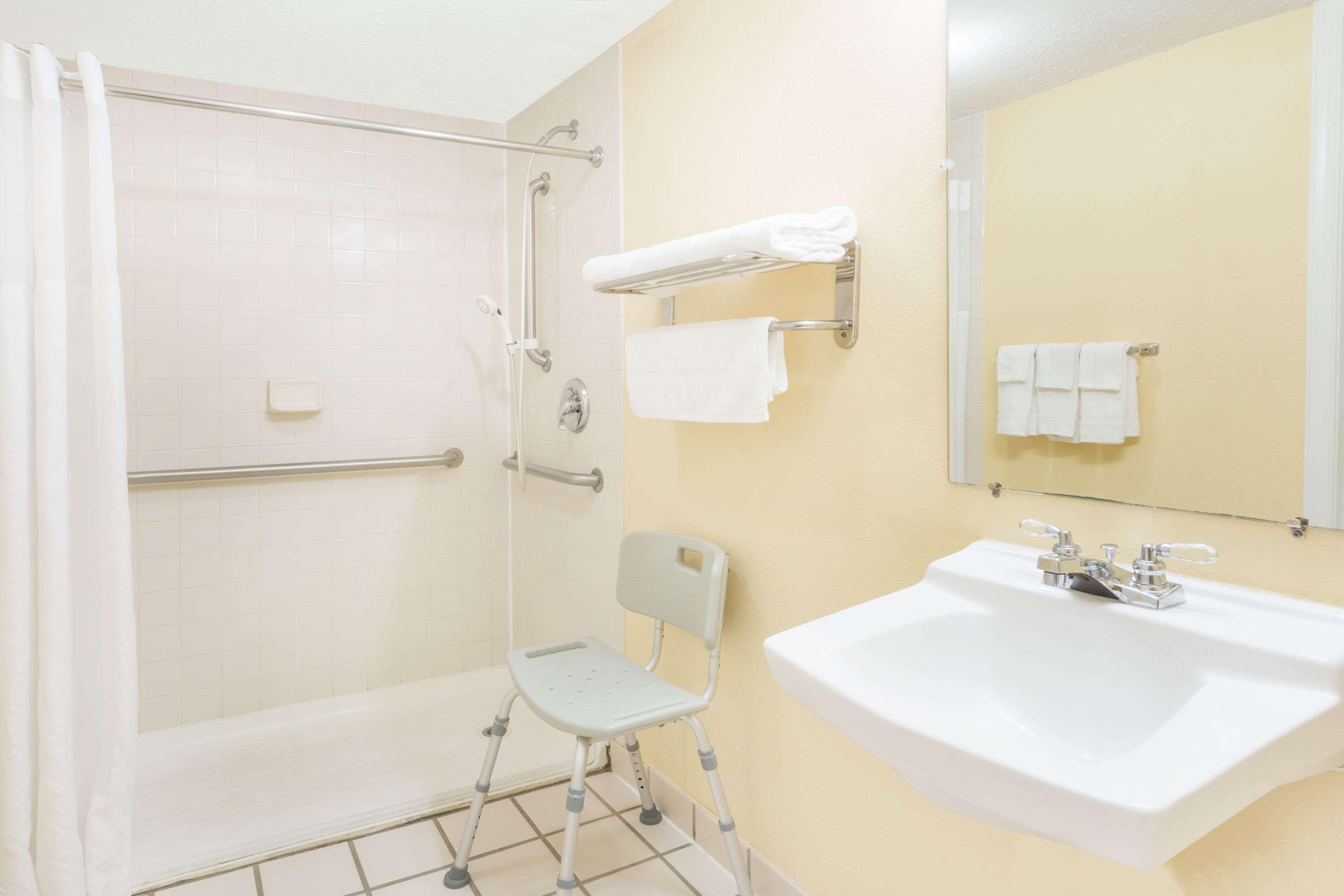 Days Inn By Wyndham Staunton Buitenkant foto