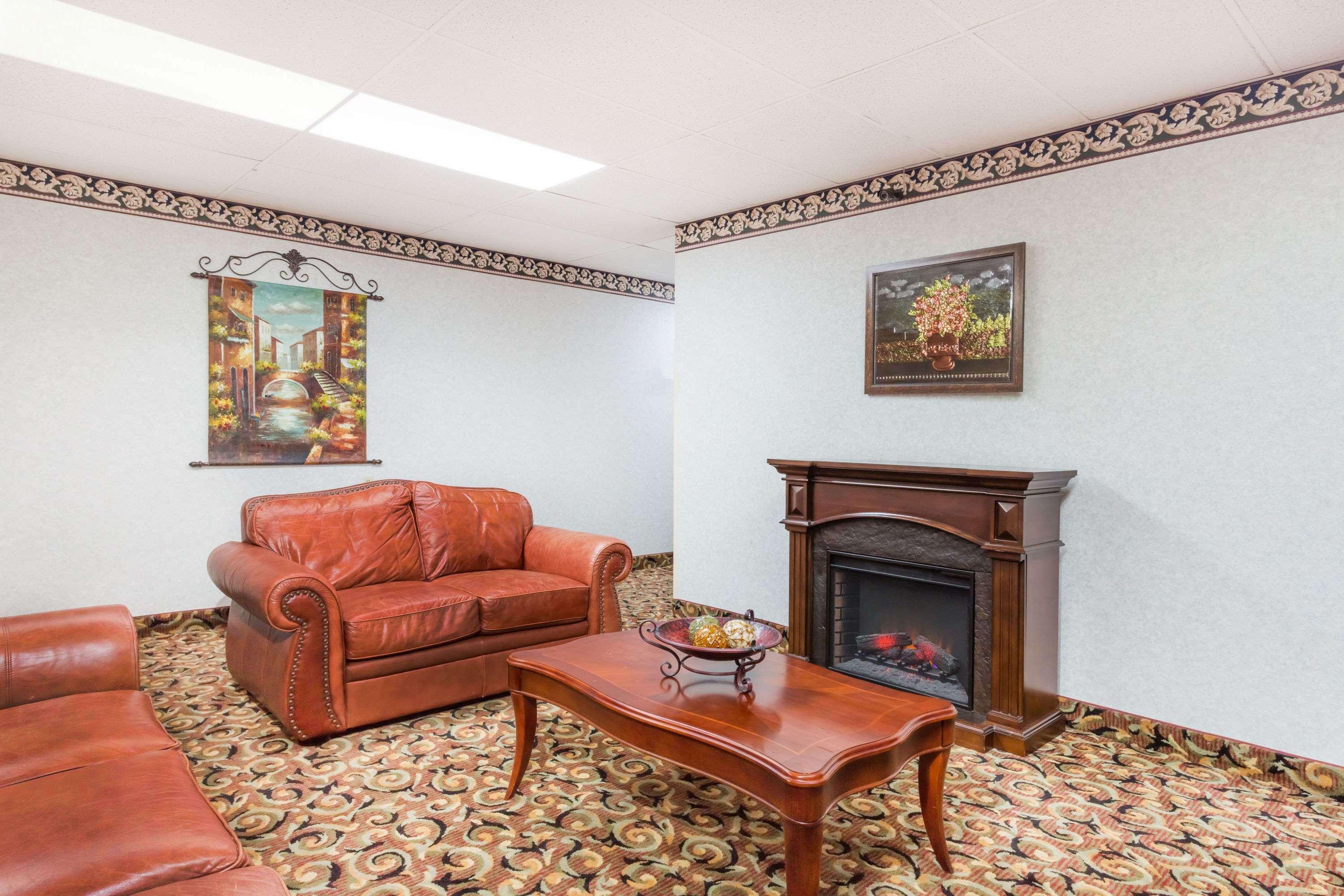 Days Inn By Wyndham Staunton Buitenkant foto