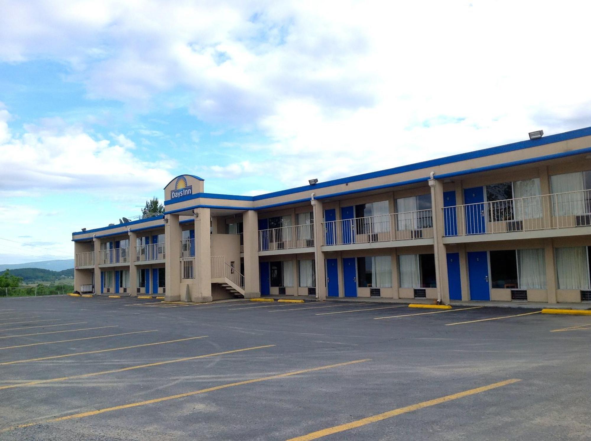 Days Inn By Wyndham Staunton Buitenkant foto